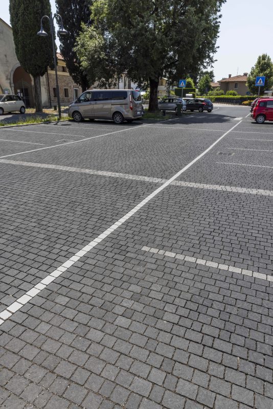 Via del Centro | Finitura adige colore trachite nera gold
