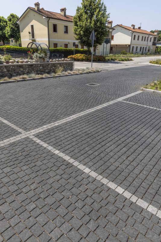 Via del Centro | Finitura adige colore trachite nera gold