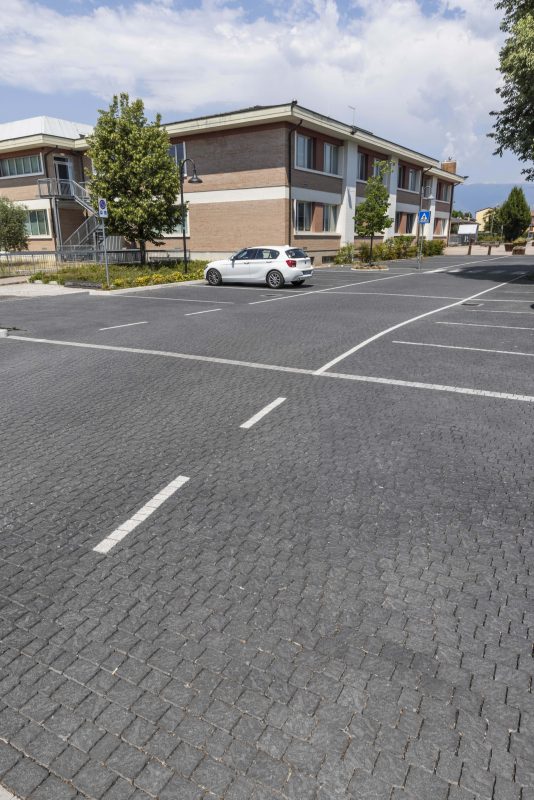 Via del Centro | Finitura adige colore trachite nera gold