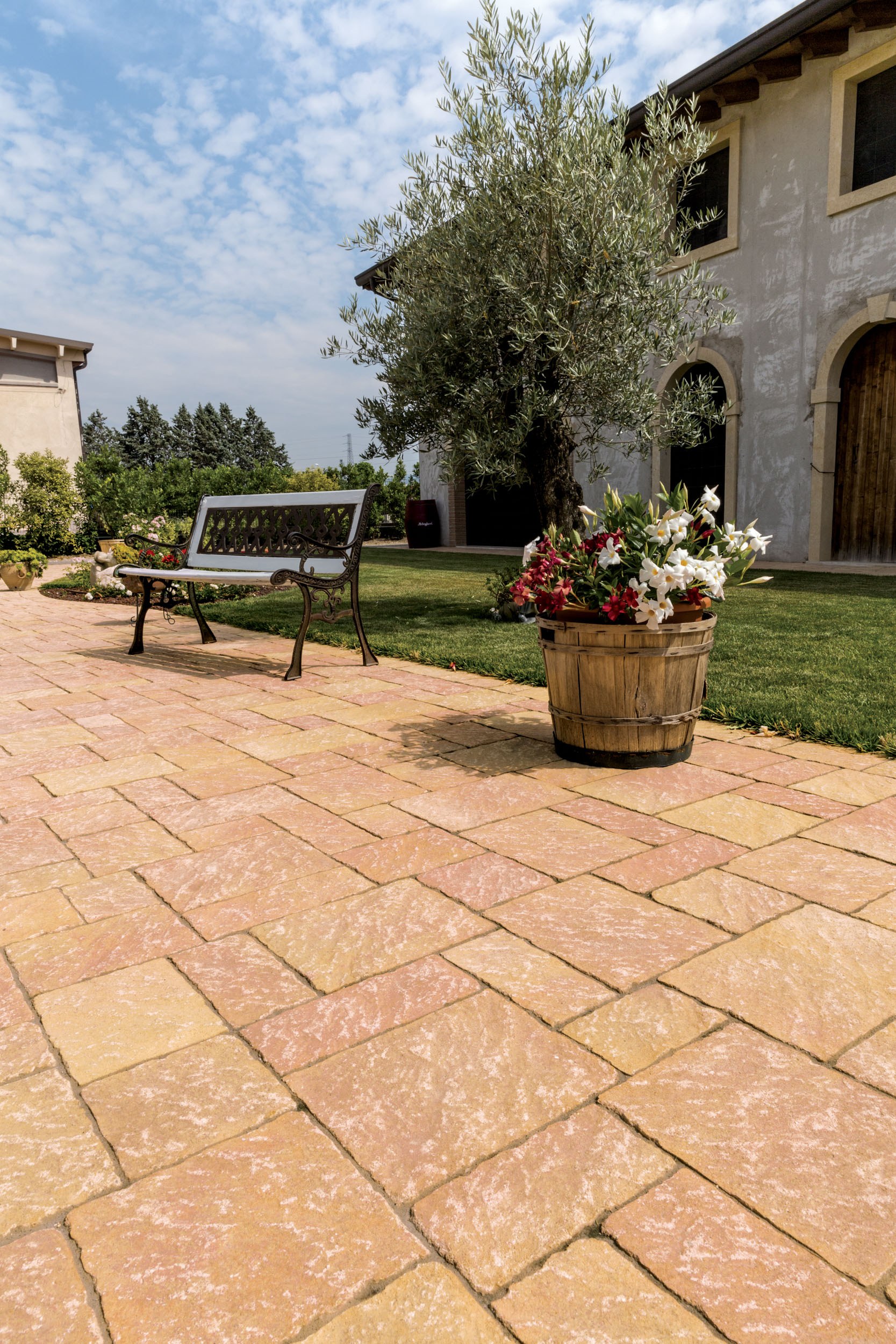 Via Iulia | Finitura gransasso colore California Gold