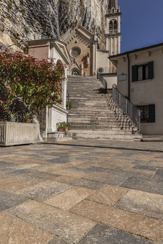 Via Iulia | Finitura Grasasso colore Arizona Gold