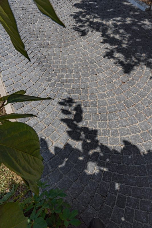 Via del Centro | Finitura adige colore trachite nera gold