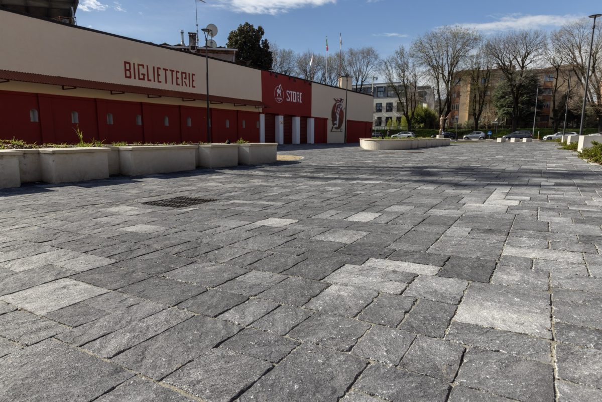 Via Iulia | Finitura gransasso colore Trachite Grigia Gold