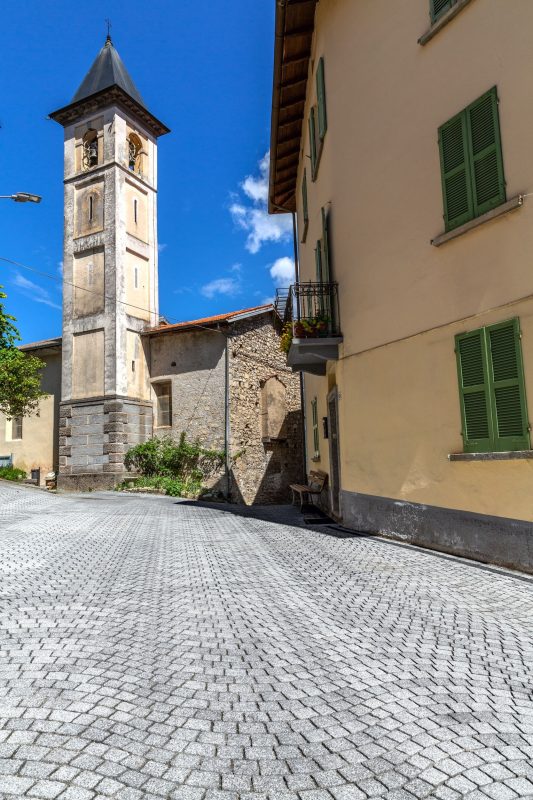 Via del Centro | Finitura pietra colore granito grigio gold