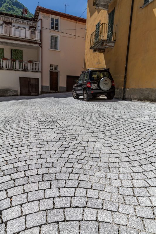 Via del Centro | Finitura pietra colore granito grigio gold