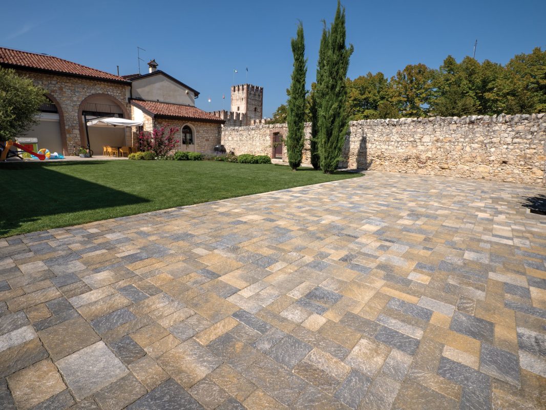 Via Iulia | Finitura gransasso colore luserna