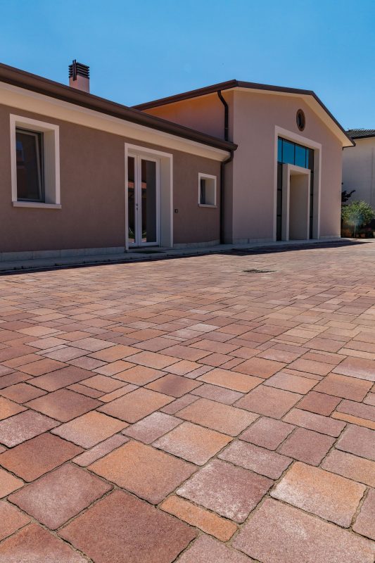 Via Postumia | Finitura Adige colore roccia vulcanica