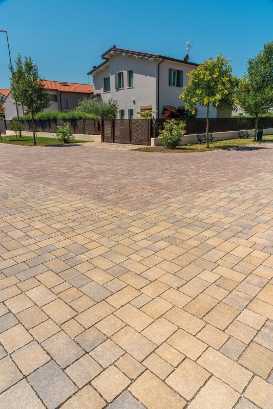 Via Postumia | Finitura Adige colore roccia vulcanica e luserna