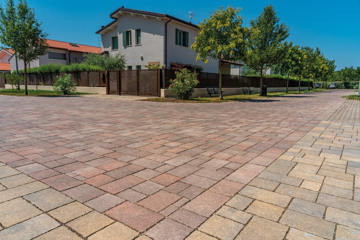 Via Postumia | Finitura Adige colore roccia vulcanica e luserna