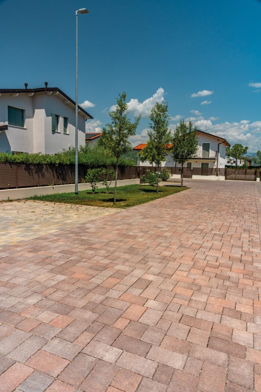 Via Postumia | Finitura Adige colore roccia vulcanica e luserna